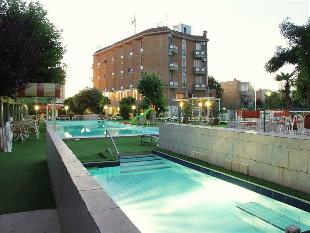 Hotel Marina Beach - Azzurro Club Ravenna Buitenkant foto