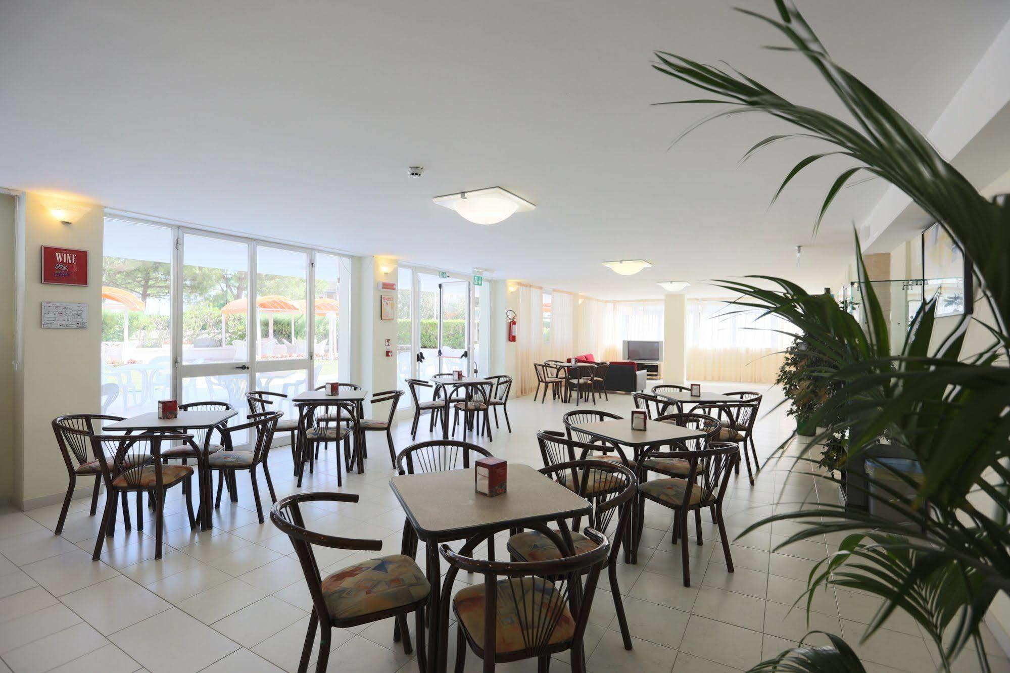 Hotel Marina Beach - Azzurro Club Ravenna Buitenkant foto